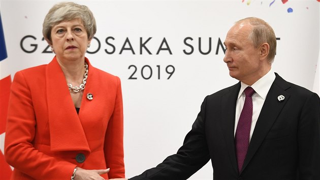 Pomrn chladn setkn britsk premirky Theresy Mayov a ruskho prezidenta Vladimira Putina v japonsk sace na summitu zem G20 (28. ervna 2019)