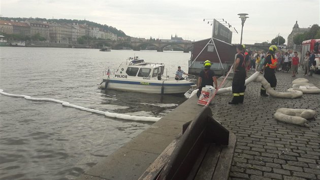 Do Vltavy v Praze unikla nafta z lodi, hasii vas zabrnili rozen. (22.6.2019)