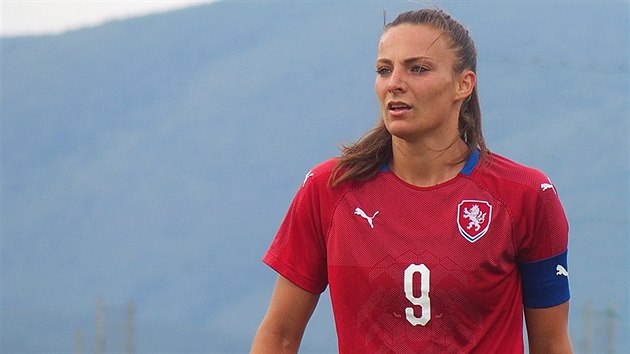 Kapitnka esk fotbalov reprezentace en Lucie Vokov.