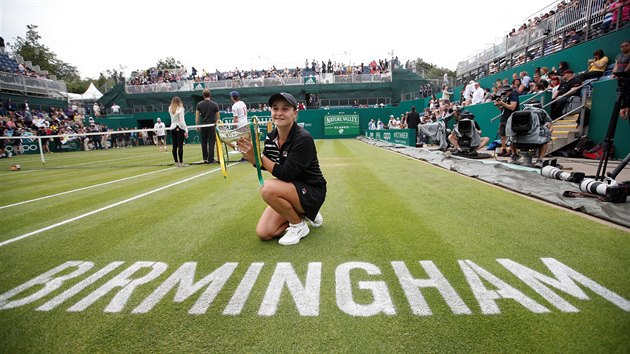 Australsk tenistka Ashleigh Bartyov pzuje s trofej pro vtzku turnaje v Birminghamu.