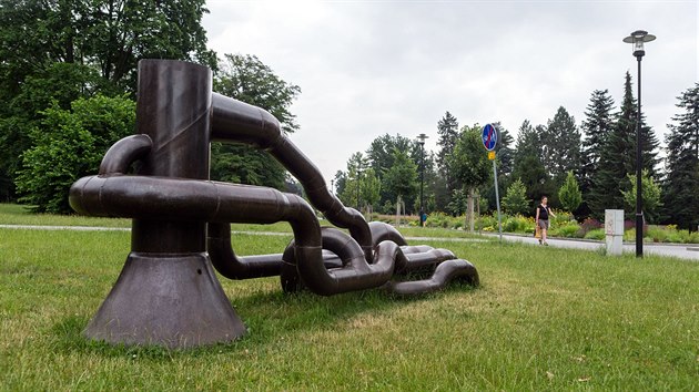 Pobl Rudolfovy aleje v olomouckch Smetanovch sadech je nyn v rmci festivalu Sculpture k vidn kovov plastika Noha sochae Luke Raise.
