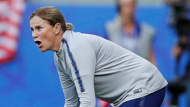 Trenrka americkch fotbalistek Jill Ellisov prov zpas se panlskem.