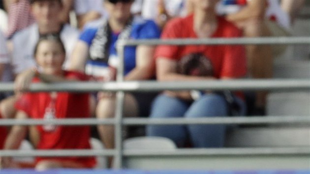 Americk fotbalistka Carli Lloydov (vlevo) brn Martu Correderaovou ze panlska.