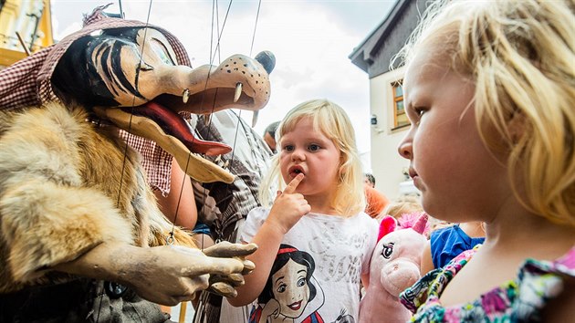 Na vod Open Air v Hradci Krlov zahrlo Kozlkovo divadlo pohdku O erven Karkulce (21. 6. 2019).