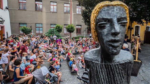 25. ronk festivalu Divadlo evropskch region a doprovodn Open Air v ulicch Hradce Krlov. Na snmku je pdium u Klicperova divadla (21. 6. 2019).