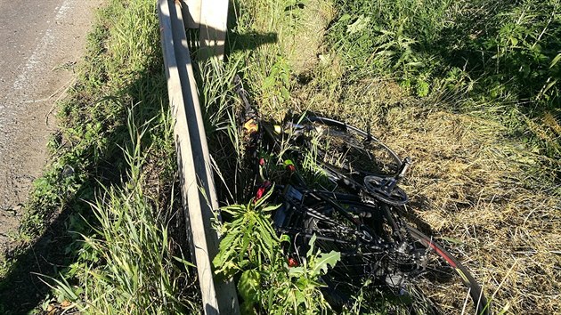 Cyklista vedouc kolo podlehl zrannm po stetu s dodvkou u Bohuslavic nad Metuj (25. 6. 2019).