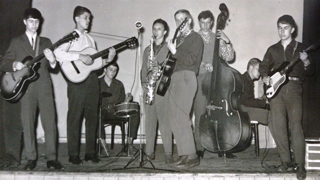 Prvn bigbtov kapela vznikla v Plzni v roce 1962. Pozdji se pidvaly dal formace. Za tmi zpadnmi mly ale zpodn vce jak deset let.