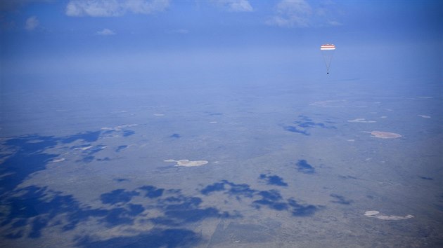 Kosmick lo Sojuz MS-11 pistv v kazask stepi s trojic vesmrnch cestovatel.