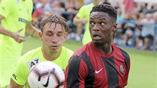 Jakub Šural (vzadu) v souboji s protihráčem v nedělním utkání Zbrojovky proti... Jakub Šural (vzadu) v souboji s protihráčem v nedělním utkání Zbrojovky proti...