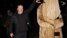 Milan palek poktil v roce 2015 v rodných Teplicích svou sochu. Stylov, pivem...