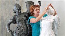 Autorka výstavy Švihák lázeňský Veronika Kudláčková Psotková při instalaci v... Autorka výstavy Švihák lázeňský Veronika Kudláčková Psotková při instalaci v...