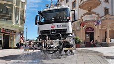 Kropicí vůz projíždí v horku Karlovými Vary. Kropicí vůz projíždí v horku Karlovými Vary.