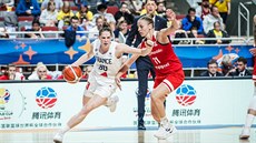 Česká basketbalistka Kateřina Elhotová (vpravo) brání během úvodního duelu... Česká basketbalistka Kateřina Elhotová (vpravo) brání během úvodního duelu...