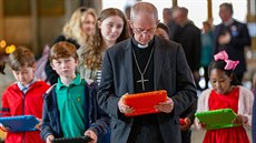 Arcibiskup z Canterbury Justin Welby ukazuje dětem novou vzdělávací aplikaci.... Arcibiskup z Canterbury Justin Welby ukazuje dětem novou vzdělávací aplikaci....