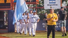 Hráči Argentiny nastupují na hřiště během slavnostního zahajovacího ceremoniálu. Hráči Argentiny nastupují na hřiště během slavnostního zahajovacího ceremoniálu.