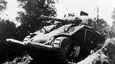 Stední tank M4 Sherman v improvizované verzi zvané salátová vidlika