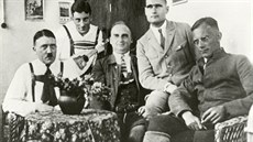 Emil Maurice je na snímku vedle Adolfa Hitlera, zbytek osazenstva tvoí (dál...