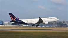 Airbus A330-301 společnosti Brussels Airlines na letišti v Bruselu Airbus A330-301 společnosti Brussels Airlines na letišti v Bruselu