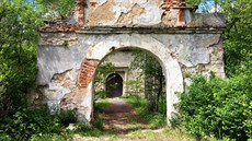 Vstupní brána do areálu tvrze Kuivody.