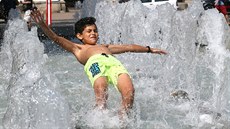Chlapec se chladí ve fontán na Lidickém námstí v Ústí nad Labem. (26. ervna...