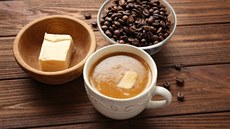 Takzvaná neprůstřelná káva vzniká přimícháním kokosového oleje a másla. Takzvaná neprůstřelná káva vzniká přimícháním kokosového oleje a másla.