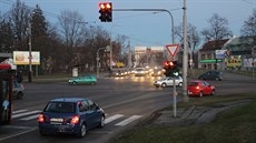 Křižovatka na Dlouhé louce patří k nejrušnějším v Českých Budějovicích. Křižovatka na Dlouhé louce patří k nejrušnějším v Českých Budějovicích.