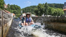 V Rožmberku nad Vltavou čeká vodáci zpestření v podobě jezu. V Rožmberku nad Vltavou čeká vodáci zpestření v podobě jezu.
