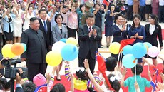 Severokorejské dti vítají vdce KLDR Kim ong-una (vlevo) a ínského...
