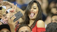 Populární paraguayská fanynka Larissa Riquelme pózuje ostatním divákm na...