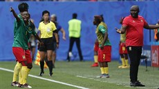 Kamerunská fotbalistka Ajara Nchoutová (vlevo) se rozčiluje, reprezentační... Kamerunská fotbalistka Ajara Nchoutová (vlevo) se rozčiluje, reprezentační...