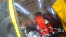 Opilec měl lehká zranění, záchranáři ho převezli do Úrazové nemocnice. Opilec měl lehká zranění, záchranáři ho převezli do Úrazové nemocnice.