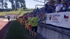 DÍKY ZA PODPORU. Fotbalistky z Vysočiny se zdraví s fanoušky po vítězství v... DÍKY ZA PODPORU. Fotbalistky z Vysočiny se zdraví s fanoušky po vítězství v...