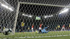 Brankář Ekvádoru Alexander Dominguez nedosáhl na střelu Chilana Alexise... Brankář Ekvádoru Alexander Dominguez nedosáhl na střelu Chilana Alexise...