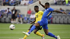 Jamajčan Devon Williams (vlevo) a Leandro Bacuna z Curacaa v utkání Zlatého... Jamajčan Devon Williams (vlevo) a Leandro Bacuna z Curacaa v utkání Zlatého...