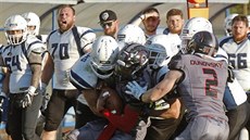 V akci celek amerických fotbalistů Vysočina Gladiators. U míče quarterback... V akci celek amerických fotbalistů Vysočina Gladiators. U míče quarterback...