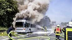 Hasiči zasahují u hořícího autobusu, který převážel 65 školních dětí u... Hasiči zasahují u hořícího autobusu, který převážel 65 školních dětí u...