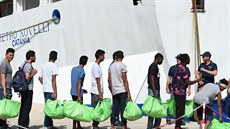 Lo se 147 africkými migranty asi 50 kilometr od italského ostrova Lampedusa.