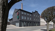 Bývalá tovární hala se proměnila na zajímavou galerii a kavárnu. Bývalá tovární hala se proměnila na zajímavou galerii a kavárnu.