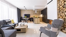 Podlahu celého apartmánu tvoří lesklá velkoformátová dlažba v neutrální barvě s... Podlahu celého apartmánu tvoří lesklá velkoformátová dlažba v neutrální barvě s...
