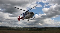 Záchranářský vrtulník přistává u místa nehody v Morkovicích-Slížanech na... Záchranářský vrtulník přistává u místa nehody v Morkovicích-Slížanech na...