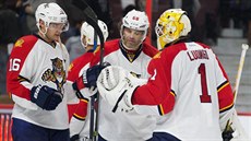 Hokejové legendy - brankář Roberto Luongo (1) si ťuká s tehdejším spoluhráčem... Hokejové legendy - brankář Roberto Luongo (1) si ťuká s tehdejším spoluhráčem...