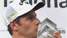 Italský golfista Andrea Pavan s trofejí pro vítěze turnaje v Mnichově. Italský golfista Andrea Pavan s trofejí pro vítěze turnaje v Mnichově.