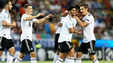 Fotbalisté Německa se radují z gólu v zápase s Rakouskem. Fotbalisté Německa se radují z gólu v zápase s Rakouskem.
