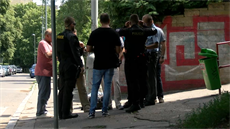 V pražských Košířích zasahují policisté, někdo tam pobodal muže V pražských Košířích zasahují policisté, někdo tam pobodal muže