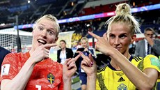 Švédské fotbalistky Hedvig Lindahlová (vlevo) a Sofia Jakobssonová oslavují... Švédské fotbalistky Hedvig Lindahlová (vlevo) a Sofia Jakobssonová oslavují...