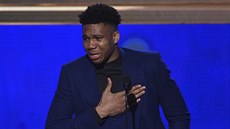 Janise Adetokunba dojal zisk prestižního ocenění pro nejužitečnějšího hráče NBA. Janise Adetokunba dojal zisk prestižního ocenění pro nejužitečnějšího hráče NBA.