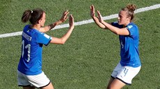 Italské fotbalistky Aurora Galliová (vpravo) a Barbara Bonanseaová slaví trefu... Italské fotbalistky Aurora Galliová (vpravo) a Barbara Bonanseaová slaví trefu...