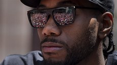 CHLADNÝ JAKO LED. Kawhi Leonard sleduje slavící fanoušky Toronto Raptors. CHLADNÝ JAKO LED. Kawhi Leonard sleduje slavící fanoušky Toronto Raptors.