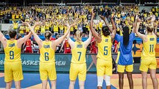 Švédské basketbalistky slaví s fanoušky výhru. Švédské basketbalistky slaví s fanoušky výhru.
