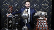 Útočník Tampy Nikita Kučerov pózuje s trofejemi - zleva je Ted Lindsay Award... Útočník Tampy Nikita Kučerov pózuje s trofejemi - zleva je Ted Lindsay Award...